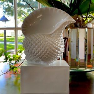 White resin shell decor